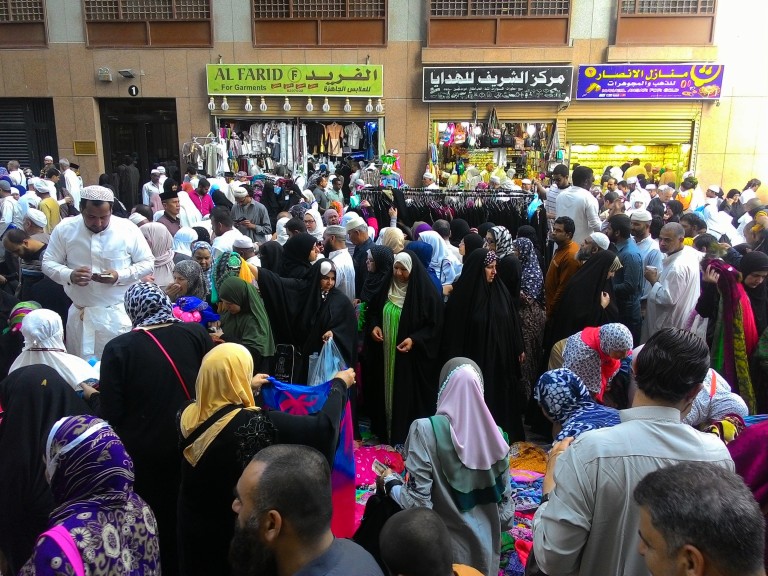 Pasar tumpah di lorong jalan depan Movenpick Hotel Al Anwar, Madinah.